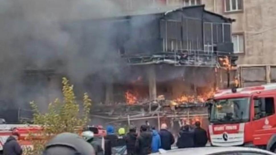 Araçta başladı evlere sıçradı! Pendik'te yangına müdahale ediliyor