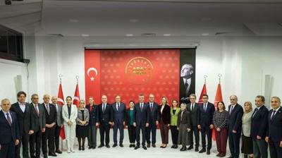 CHP �mamo�lu'ndan kopuyor mu? Aday ofisindeki kare dikkat �ekti