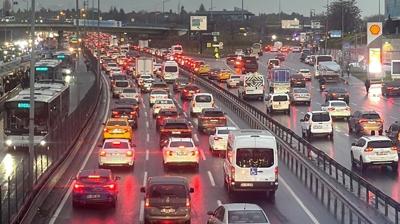 K�pr�ler ve ana yollar durma noktas�nda! �stanbul'da trafik kilit