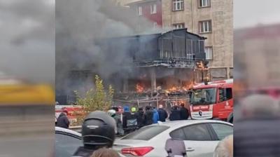 Ara�ta ba�lad� evlere s��rad�! Pendik'te yang�na m�dahale ediliyor