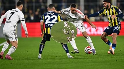 VAR'dan penalt� karar� ��kt�! Derbide kritik pozisyon