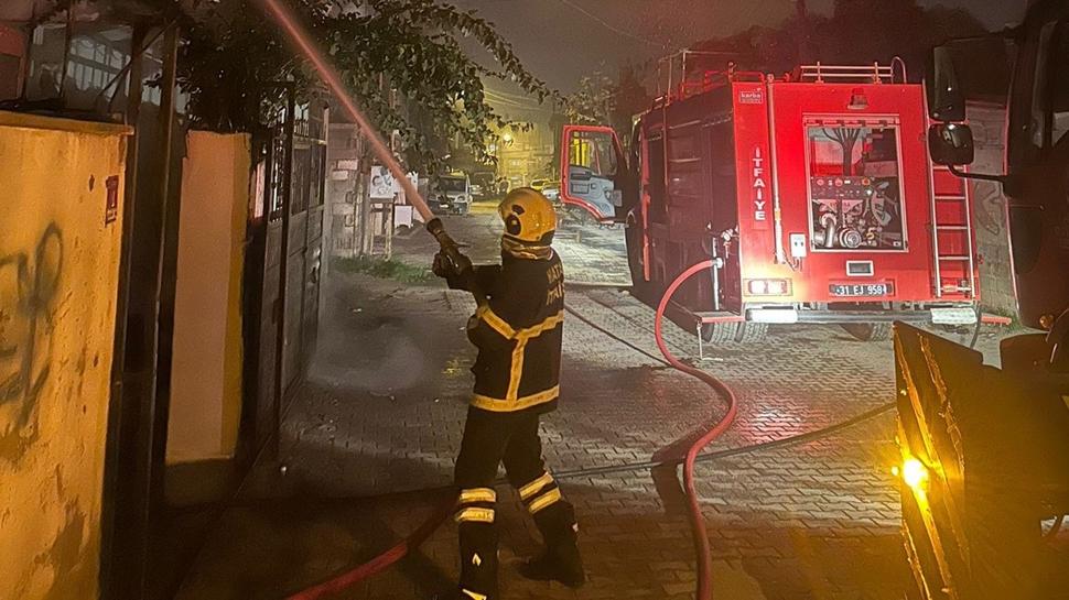 Hatay'da korkutan yangın çevreye sıçramadan söndürüldü