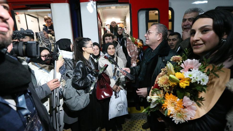 Masalsı yolculuk tamamlandı! Doğu Ekspresi Kars'ta çiçeklerle karşılandı