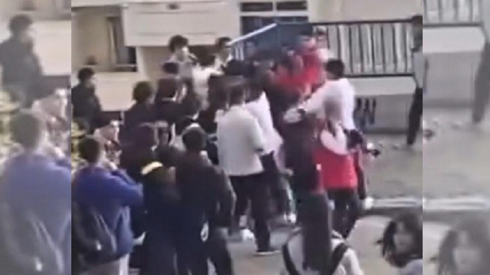 Onlarca ��renciden tekme tokat kavga! Sokak boks ringine d�nd�