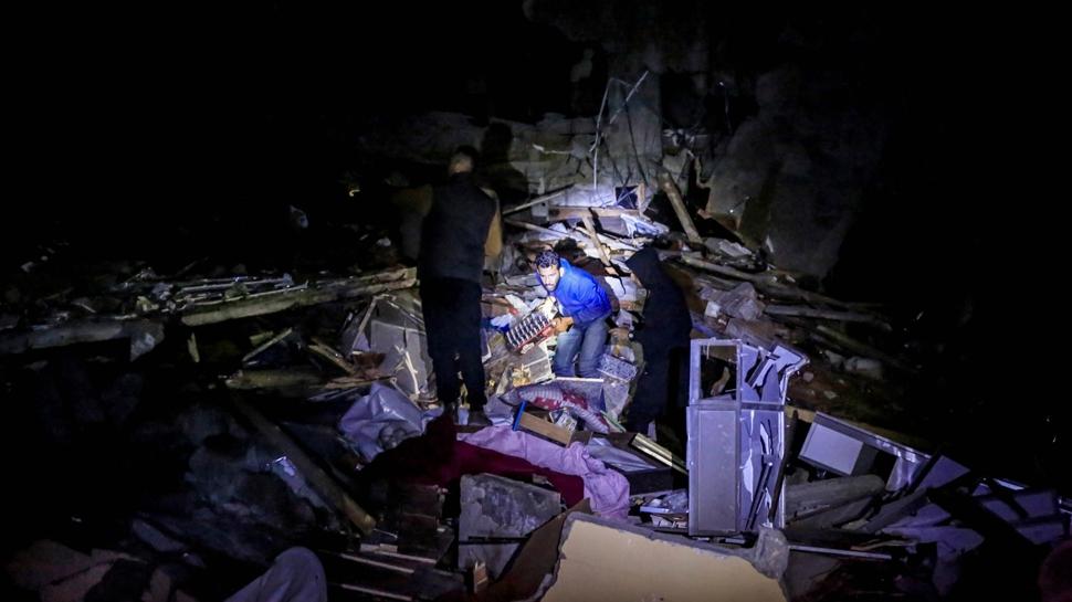 Soykırımcı İsrail ateşkese rağmen Gazze'yi bombaladı