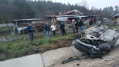 Kontrolden ��kan otomobil kaza yapt�: 2 ki�i yaraland�