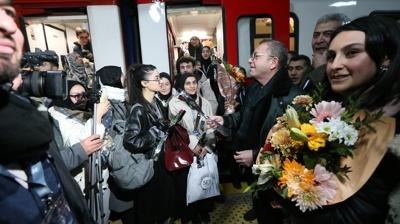 Masals� yolculuk tamamland�! Do�u Ekspresi Kars'ta �i�eklerle kar��land�