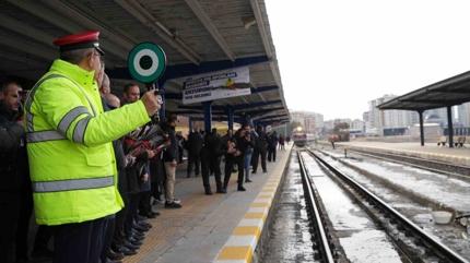 Turistik Do�u Ekspresi Erzurum dura��nda yo�un ilgiyle kar��land�