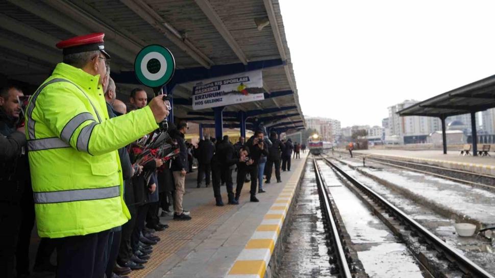 Turistik Doğu Ekspresi Erzurum durağında yoğun ilgiyle karşılandı