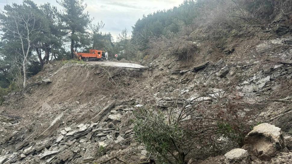 Yol 50 metre çöktü: Karadeniz'de heyelan yolu kapattı