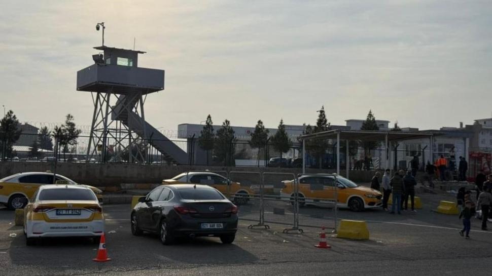 11. yargı paketi sonrası Diyarbakır Cezaevi önünde umutlu bekleyiş