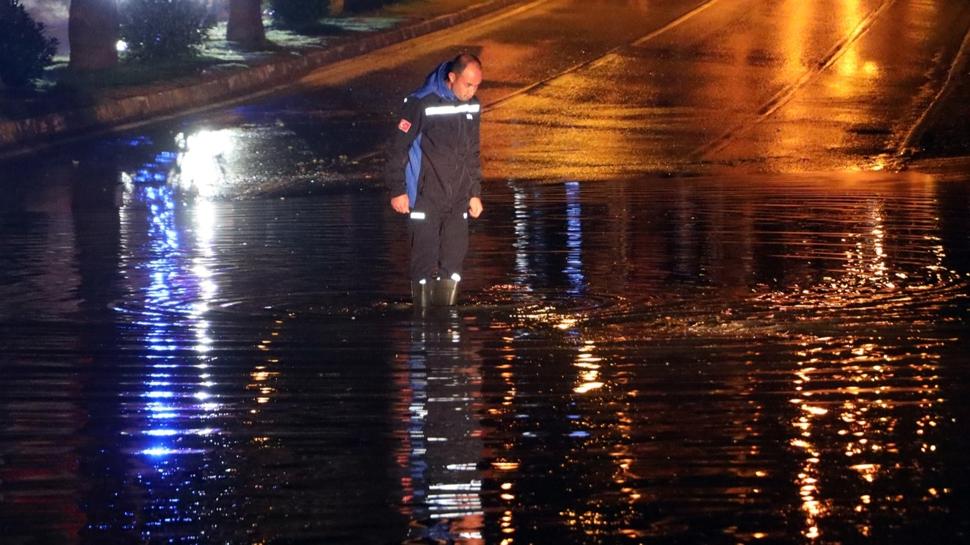 Bodrum'da sağanak yaşamı felç etti! Yollar kapandı, evleri su bastı