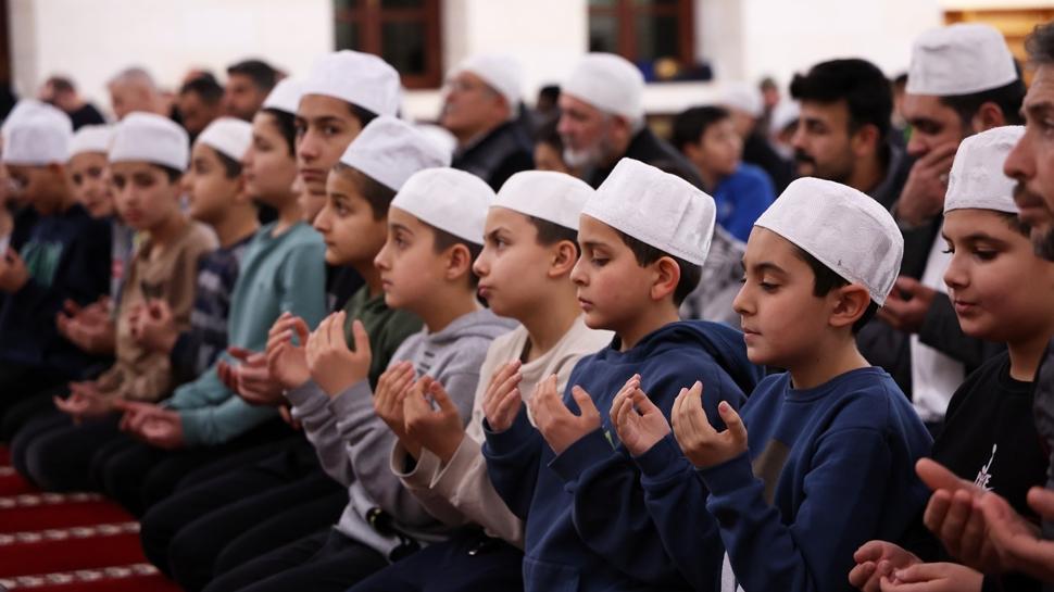 Eller duaya açıldı... Regaip Kandili tüm yurtta idrak edildi