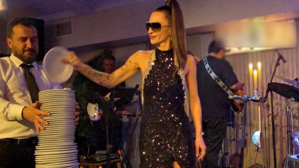 Estefani sahne aldı... Tabaklar havada uçuştu, gözlük detayı dikkat çekti