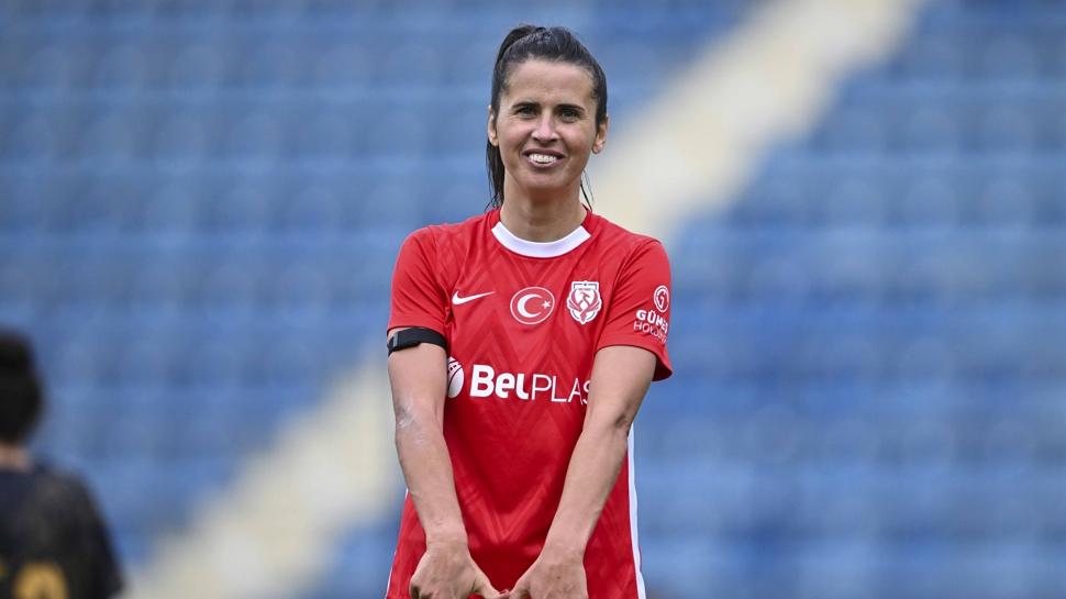Kadın Futbol Süper Ligi'nde forma giyiyordu! Ülkesinde yılın futbolcusu oldu