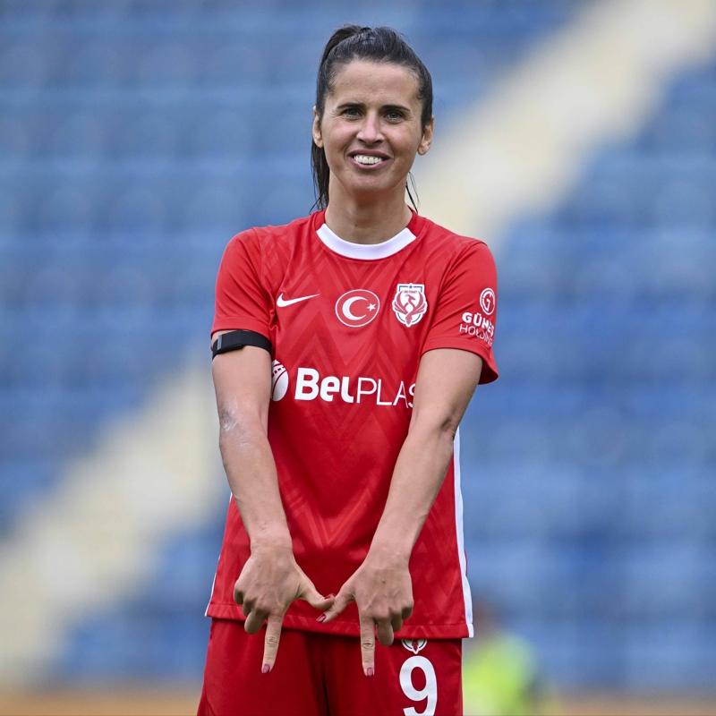 Kad�n Futbol S�per Ligi'nde forma giyiyordu! �lkesinde y�l�n futbolcusu oldu