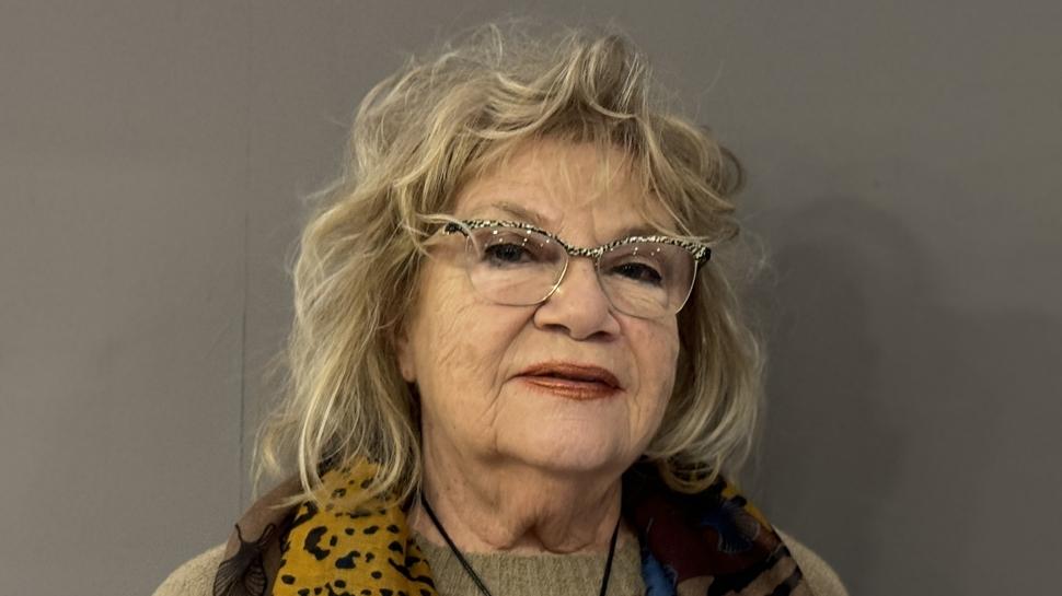 Nevra Serezli sahnede hayatının şokunu yaşadı! Hiç beklemediği anda...