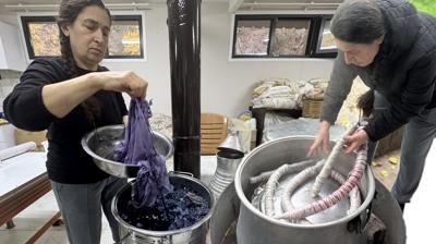 5 bin TL'den sat�yor! Bah�esinden toplad��� bitkilerle boyuyor, desen veriyor