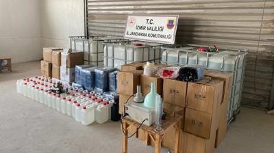 �zmir'de sahte i�ki operasyonu... B�y�k miktarda etil alkol ele ge�irildi