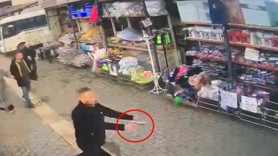 Sokakta silahla kovaland�: Kur�unlardan bu taktikle kurtuldu