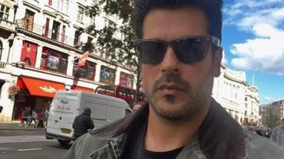 Tiyatro oyunuyla lin� edilen Burak �z�ivit'ten 'iyi ki' notlu payla��m!