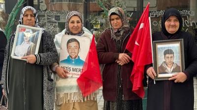 Vanl� aileler evlat n�betinde: 'Ter�rs�z T�rkiye' s�reci sayesinde evlatlar�m�za kavu�aca��z