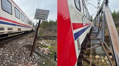 Yolcu treni can ald�! �arpman�n etkisiyle k�pr�den d��t�