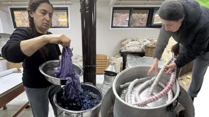 5 bin TL'den sat�yor! Bah�esinden toplad��� bitkilerle boyuyor, desen veriyor