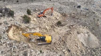 �� makineleriyle tarihi eser arad�lar... Ka�ak kaz�da 14 g�zalt�