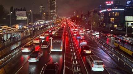 �stanbul'da trafik �ilesi... Yo�unluk y�zde 90'a ula�t�