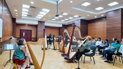 T�rk Arp� Projesi 2025'te d�nya sahnelerine ta��nd�, T�rk m�zi�i uluslararas� arp sanat��lar�n�n repertuarlar�nda yer buldu