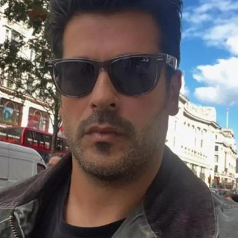 Tiyatro oyunuyla lin� edilen Burak �z�ivit'ten 'iyi ki' notlu payla��m!