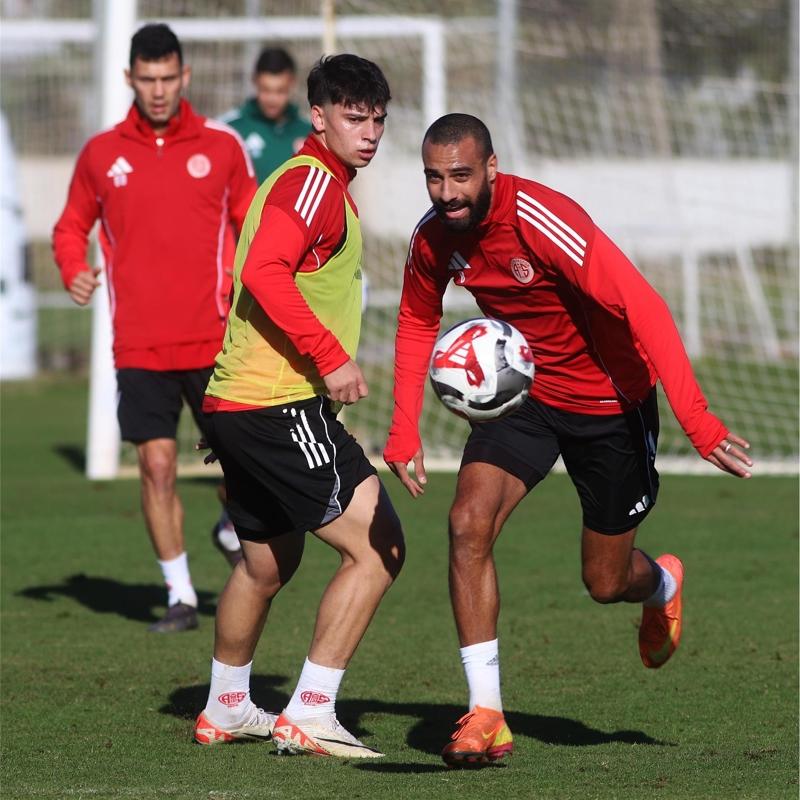 Antalyaspor ilk yar�n�n bitimiyle 6 g�nl�k izne ��kt�