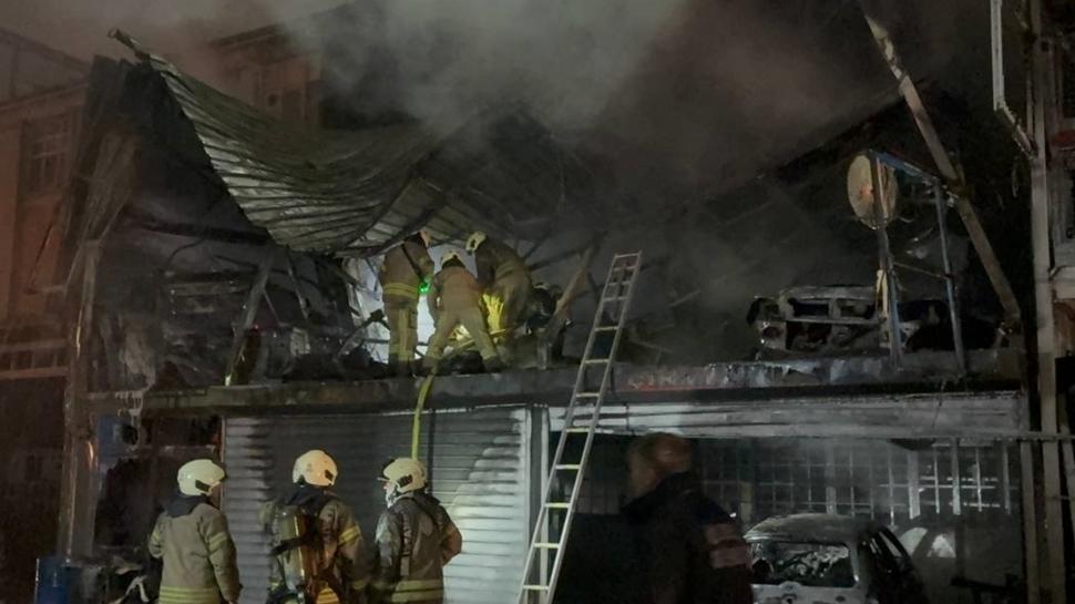 Başakşehir'de oto sanayi sitesinde yangın: Çok sayıda ekip sevk edildi