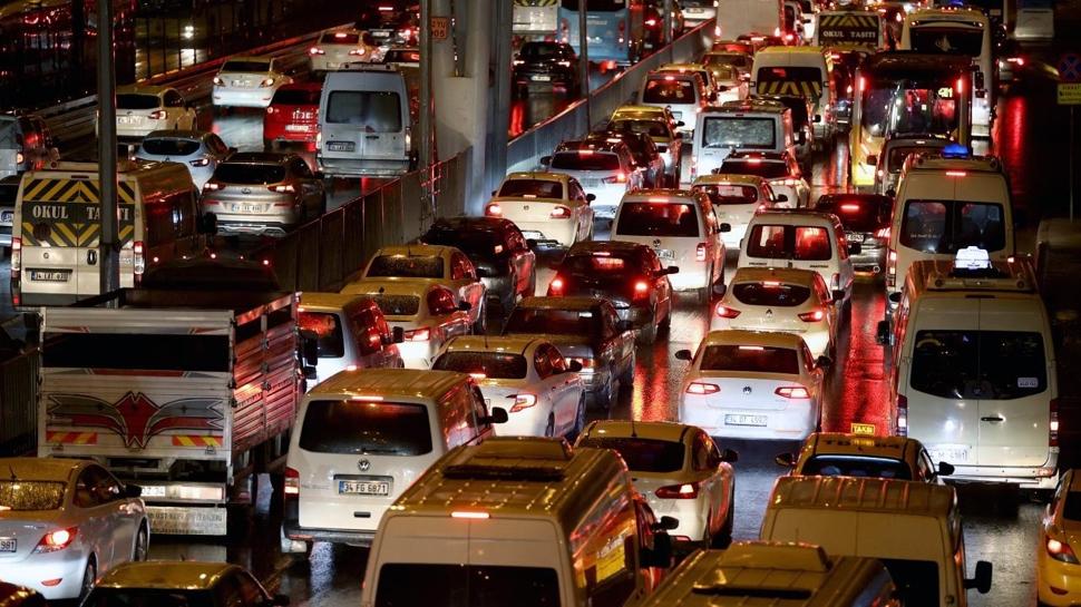 Haftanın son günü gelenek bozulmadı... İstanbul'da yollar kilitlendi