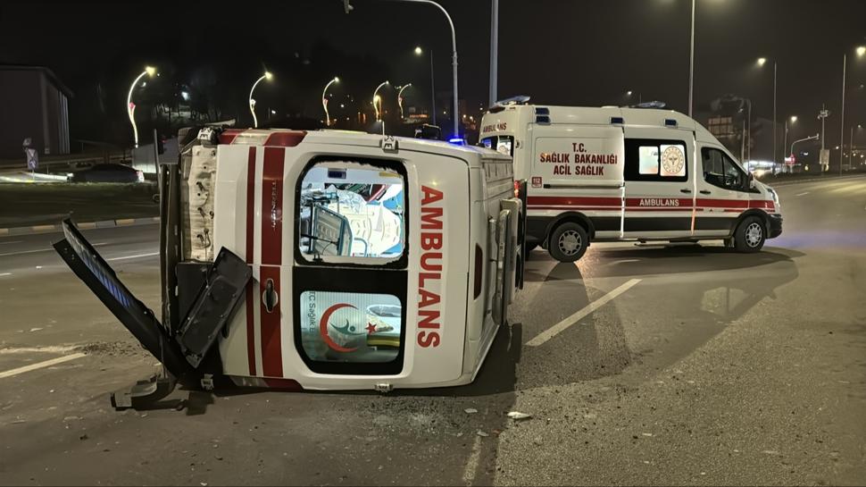 Otomobil ile çarpışan ambulans devrildi... 3 kişi yaralandı
