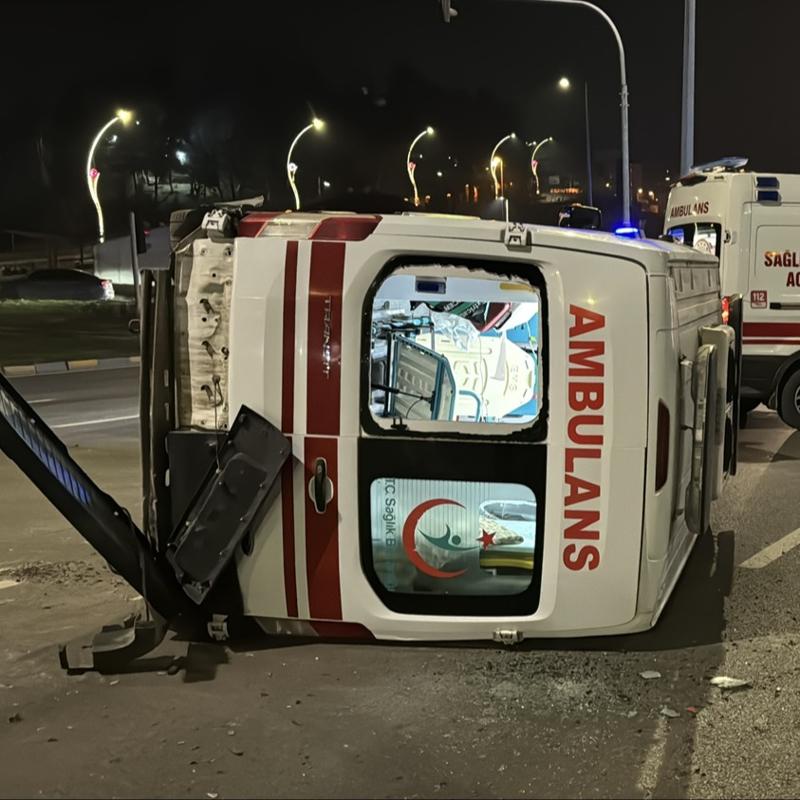 Otomobil ile �arp��an ambulans devrildi... 3 ki�i yaraland�