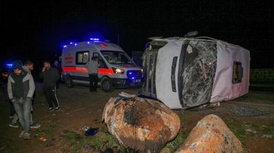 Diyarbak�r'da feci kaza! ���i servisi devrildi: 16 yaral�