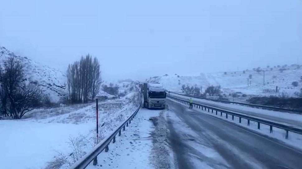 Bingöl-Erzurum kara yoluna kar engeli... Tır trafiğine kapatıldı