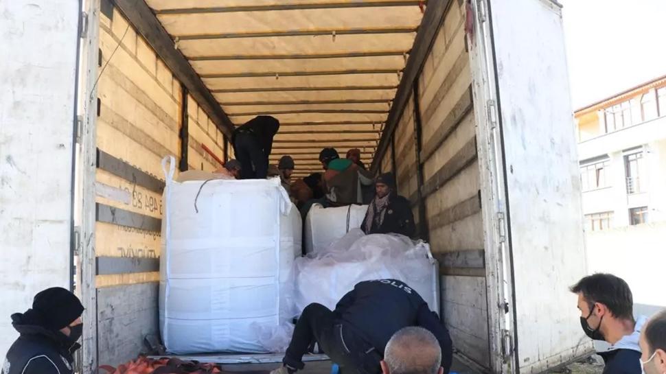 Erzurum'da tırda 23 kaçak göçmen yakalandı: Sürücü tutuklandı