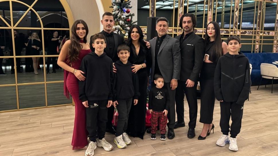 Sahne sayısını azalttı, ailesiyle zaman geçirdi... İzzet Yıldızhan'dan yeni yıl yemeği