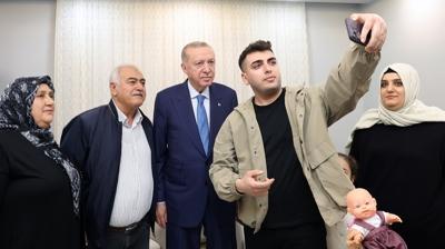 Ba�kan Erdo�an'dan depremzede aileye yeni evlerinde ziyaret