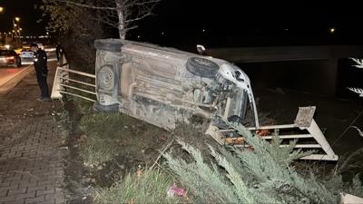 Karab�k'te hafif ticari ara�la otomobilin �arp��t��� kazada 3 ki�i yaraland�