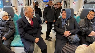 Rayl� sistemde s�rpriz bulu�ma... Ba�kan B�y�kk�l�� tramvayda vatanda�la bulu�tu