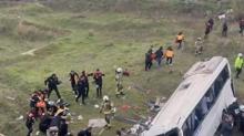 Esenyurt'ta otob�s �arampole yuvarland�! Olay yerine �ok say�da ekip sevk edildi