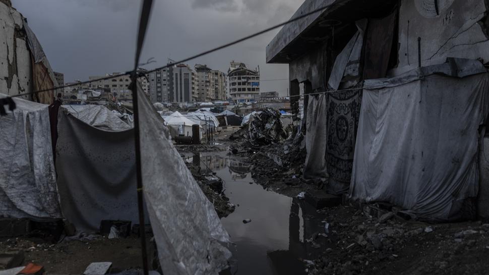 Gazze'de yağmur felaketi: Filistinlilerin çadırlarını su bastı