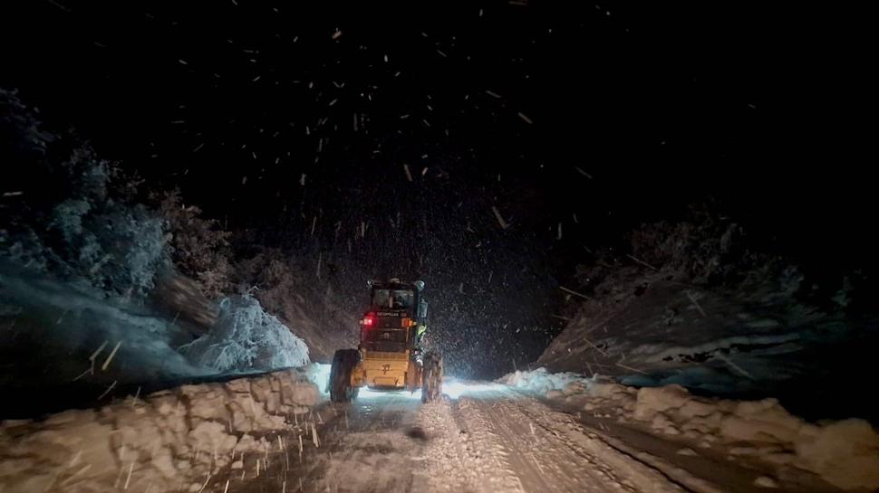 Kar engelini aştılar: 7 aylık Melisa bebeği hastaneye ulaştırdılar