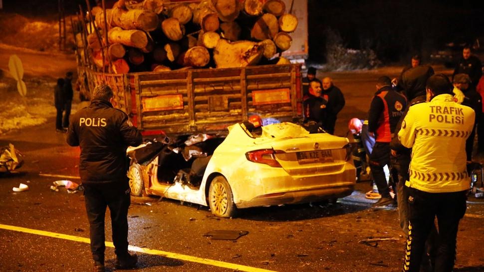 Kastamonu'da feci kaza! Otomobil t�r�n dorsesinin alt�nda girdi: 1 �l�, 2 yaral�