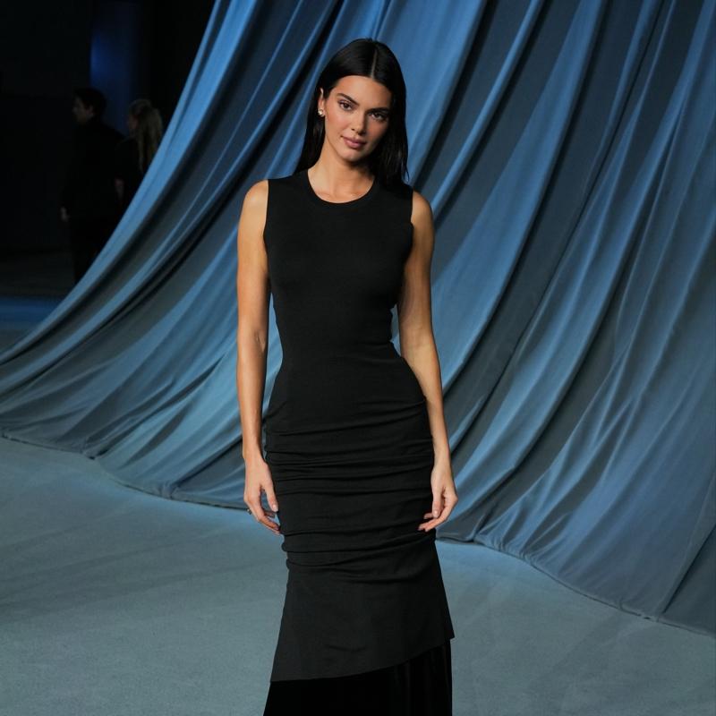 Kendall Jenner bile onu okuyor... K�rk Mantolu Madonna roman�n�n konusu ne?