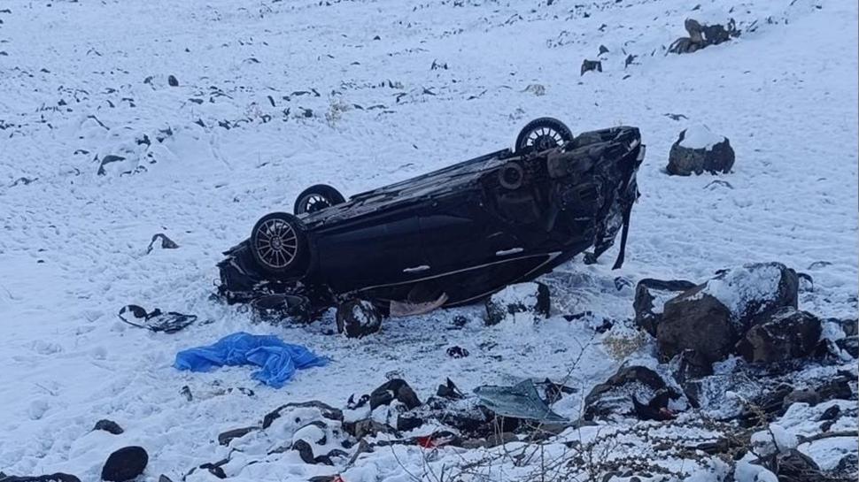 Otomobil şarampole devrildi: 4 kişi yaralandı